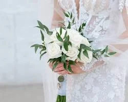 Minimalist bride with single flower detail