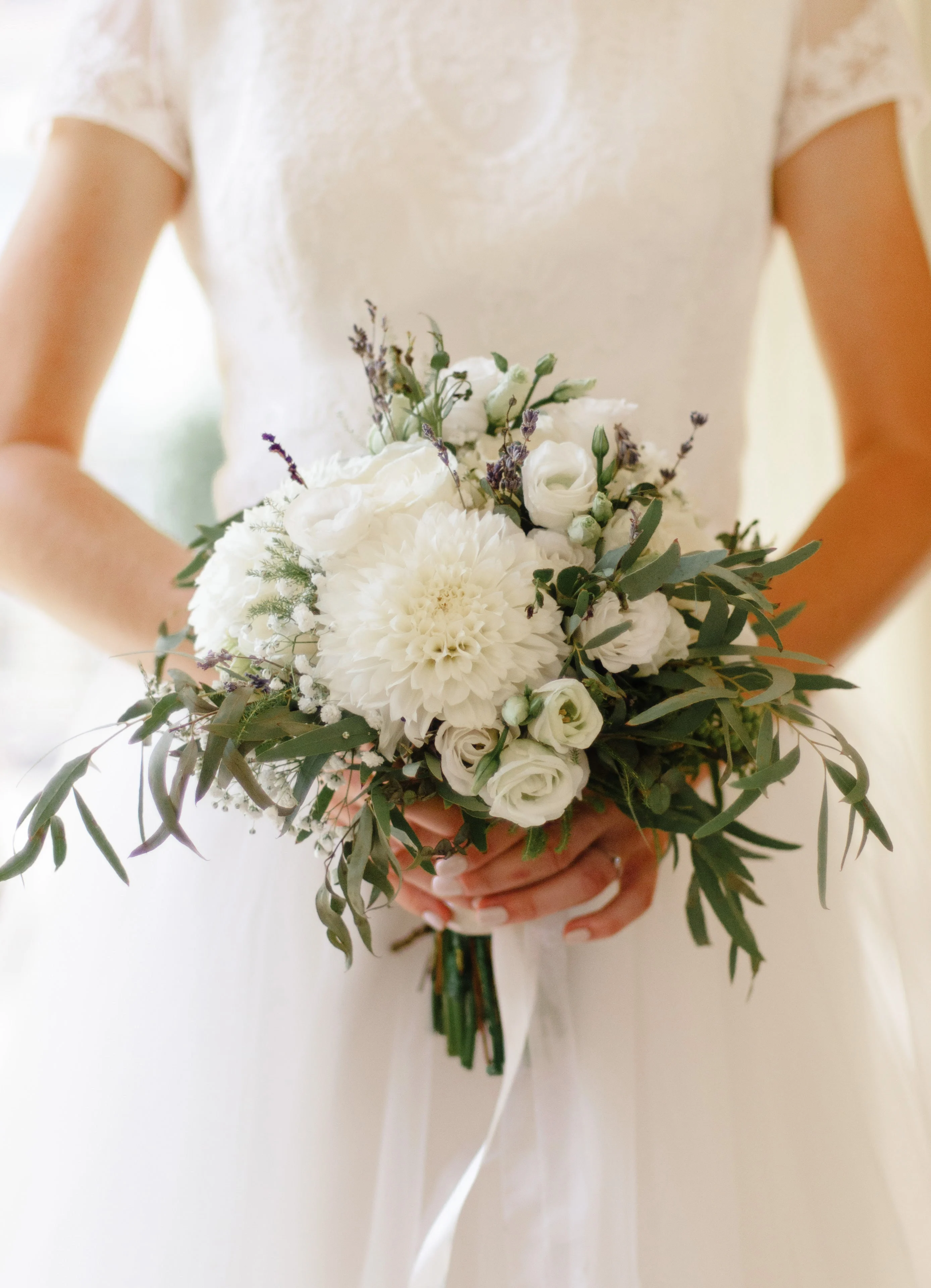 Minimal white bouquet