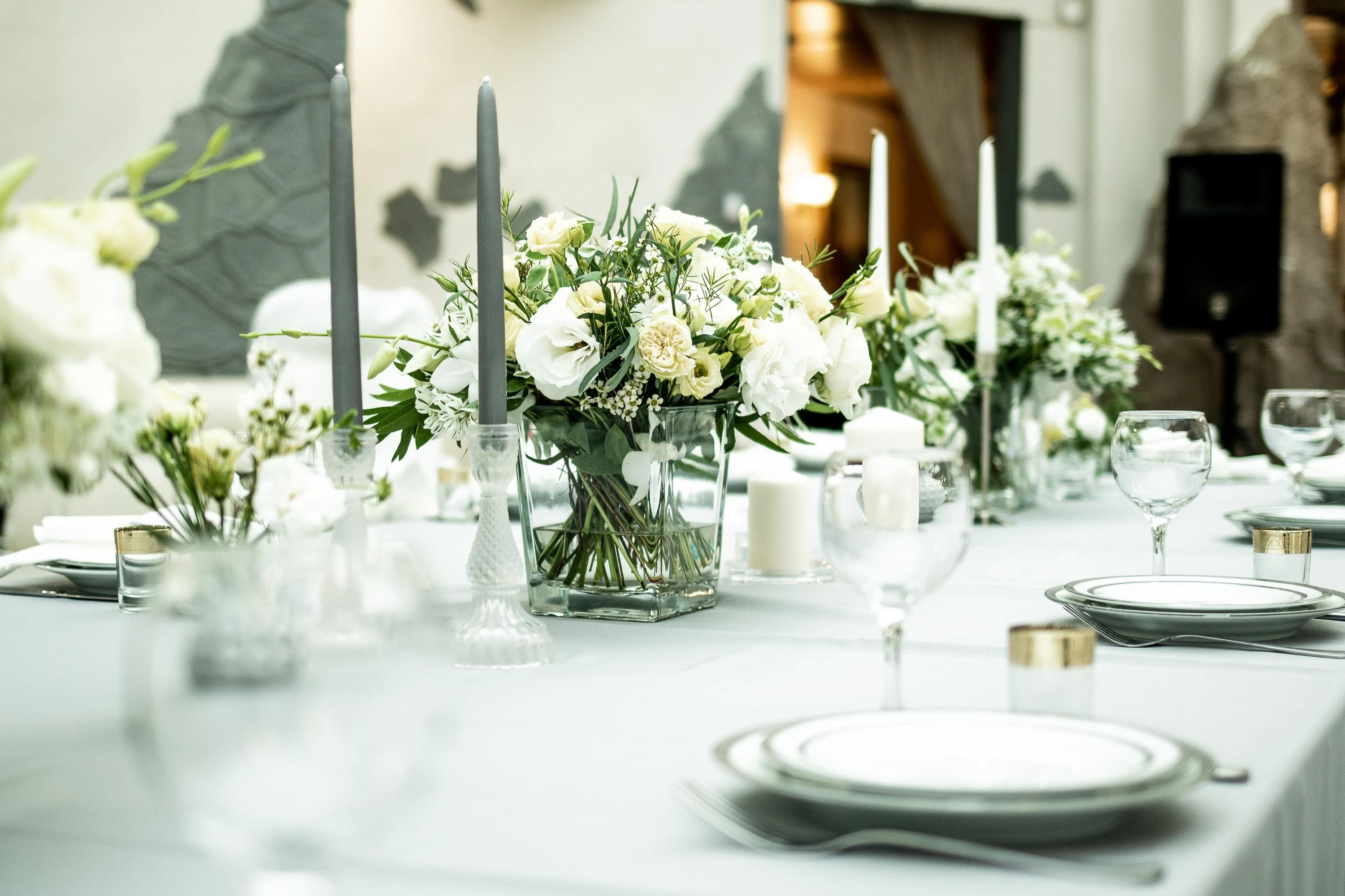 White and green minimal luxe wedding table décor