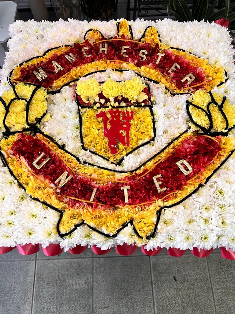 Manchester United badge tribute